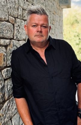 Debuterer med melankolsk lyrikk