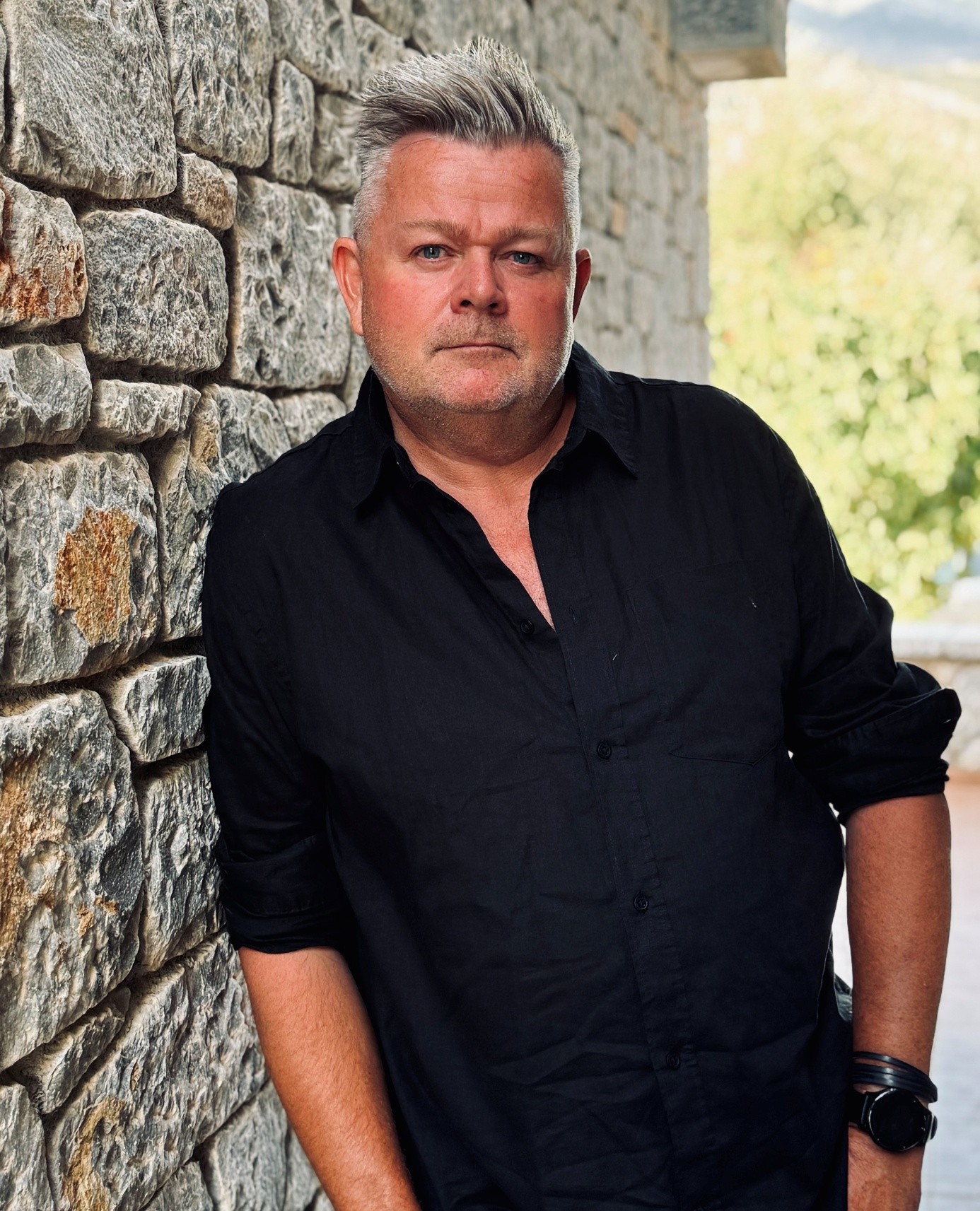 Debuterer med melankolsk lyrikk